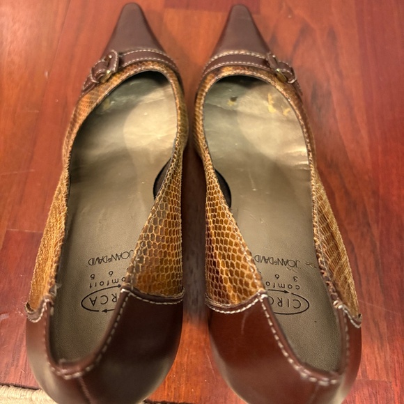 Joan & David Classic Brown Heels and Shoe Bag - Picture 5 of 10